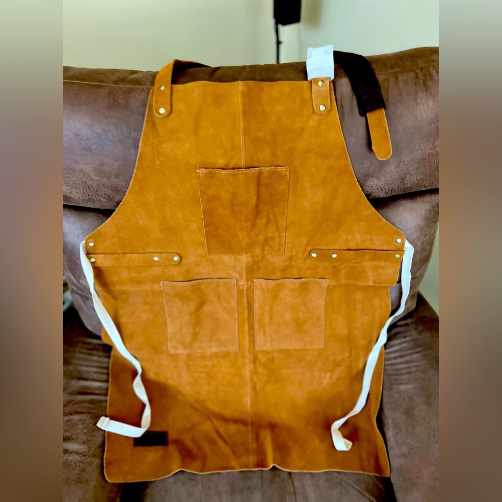 Apron leather nwt